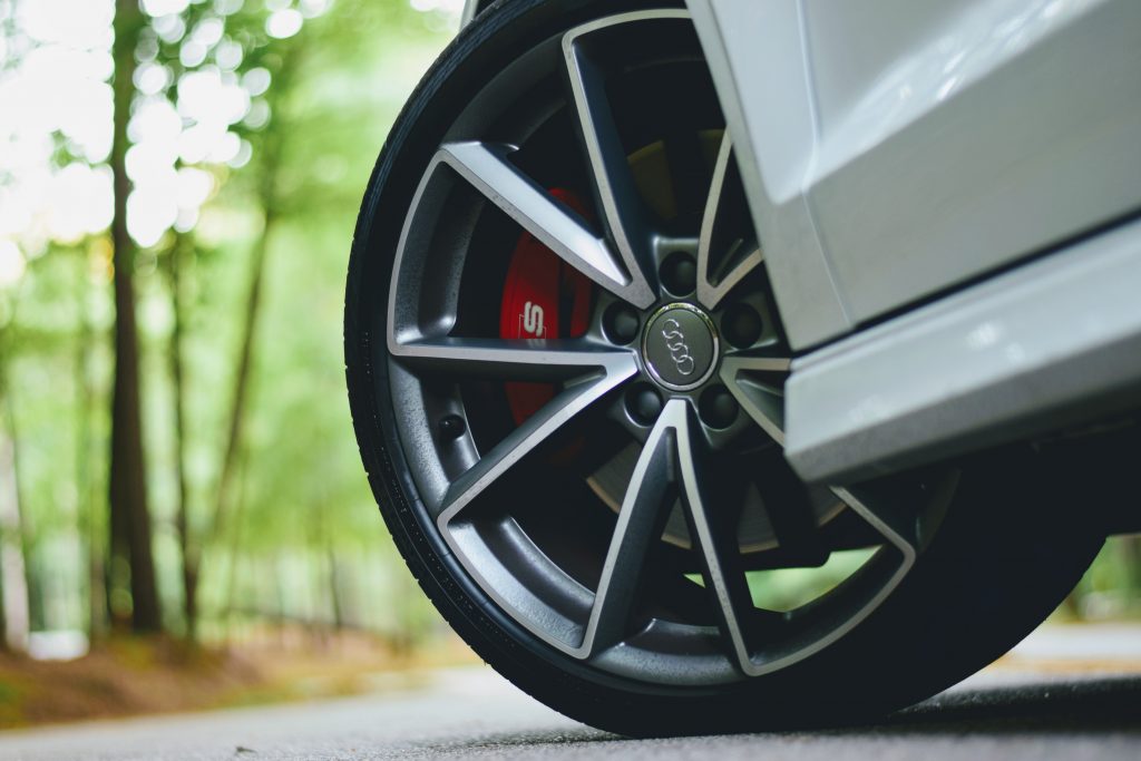 Zoom sur la roue d'une voiture Audi