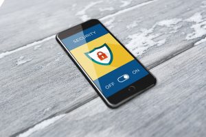 un smartphone protégé de la cybercriminalité