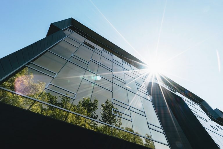 Immobilier d’entreprise : faut-il louer ou acheter ?