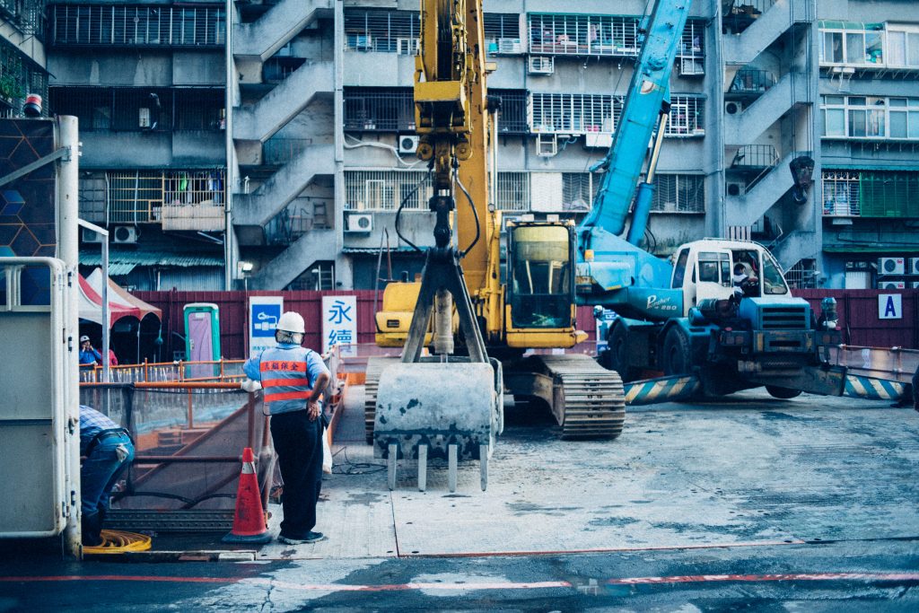 Chantier de construction avec plusieurs gros engins de transport