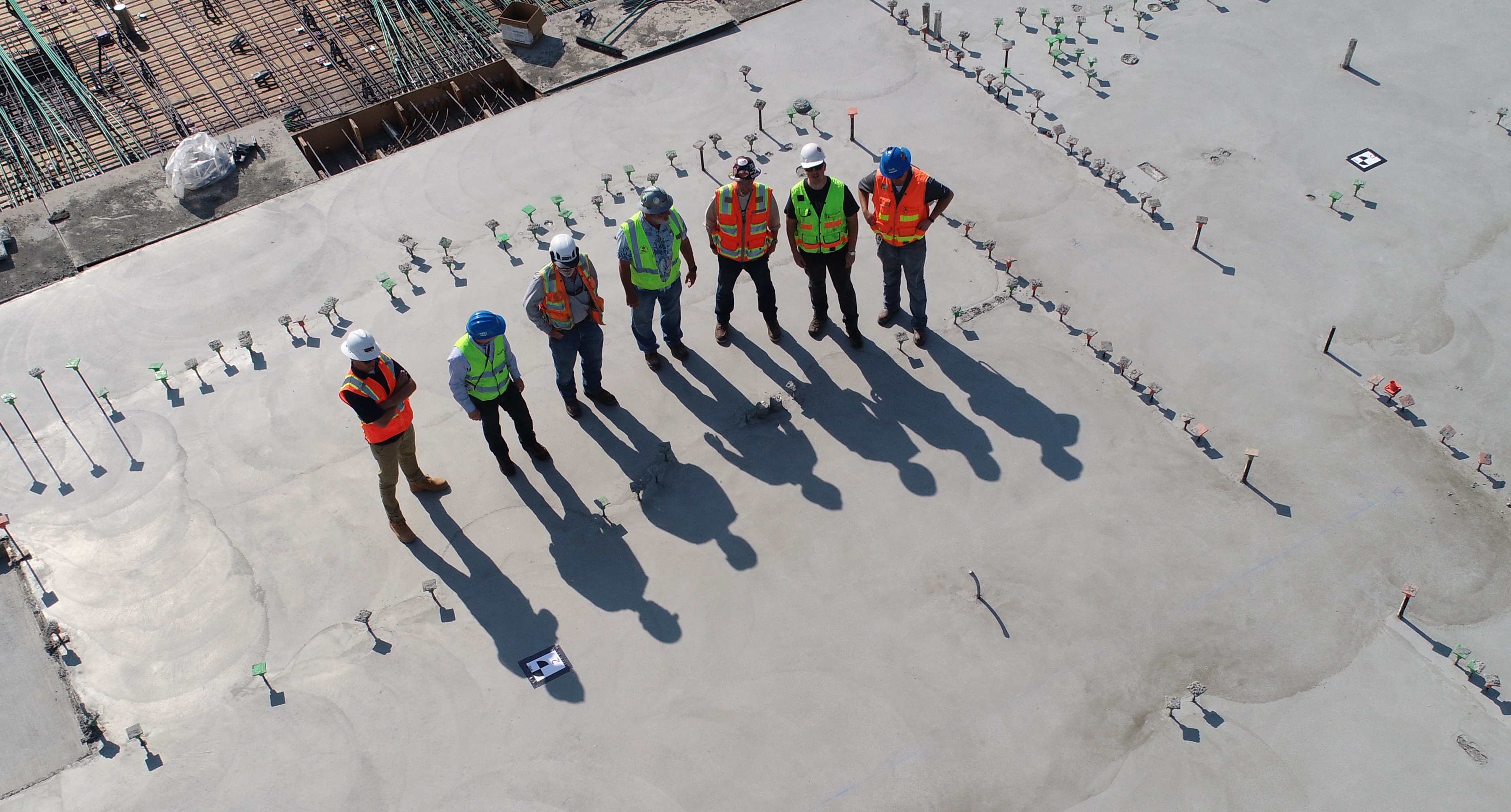 Vue aérienne d'un groupe d'ouvriers sur le toit d'un bâtiment en travaux