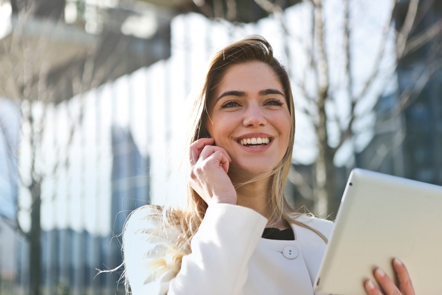 Femme au téléphone