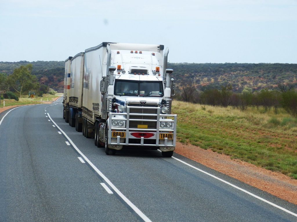 camion de transport sur une route de campagne